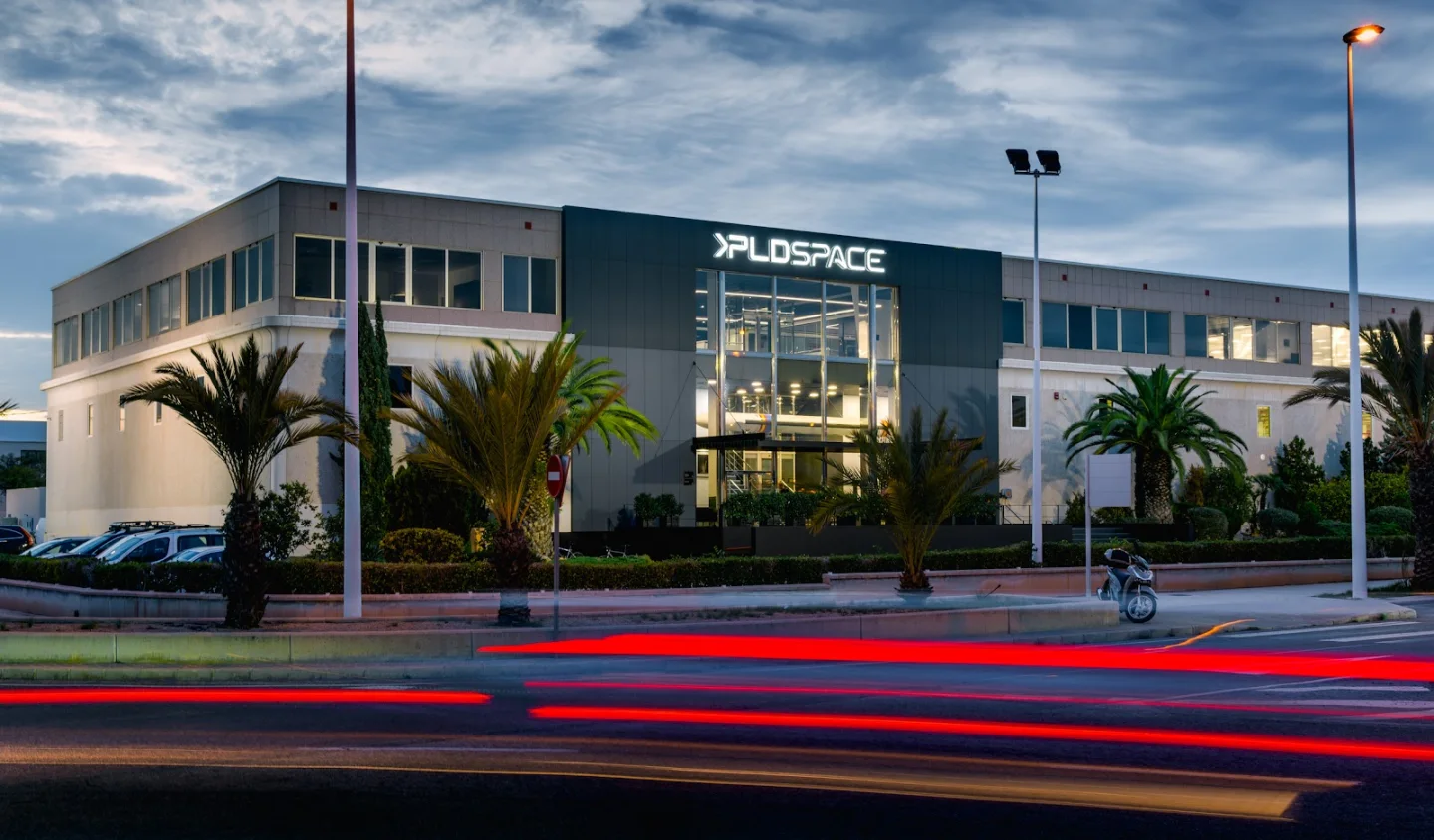 Exterior de la sede de PLD Space en Elche al atardecer