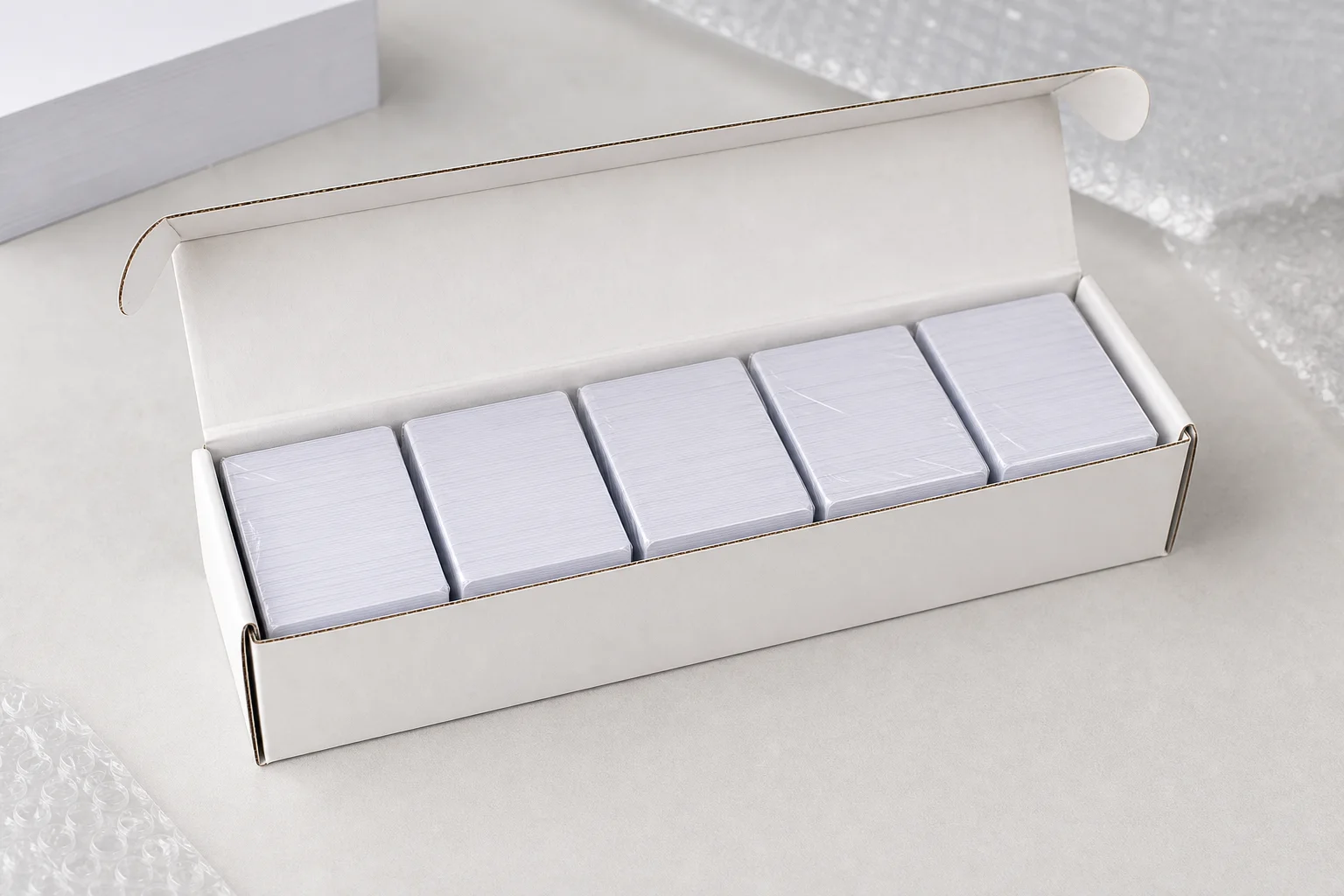Caja abierta con tarjetas blancas protegidas y alineadas